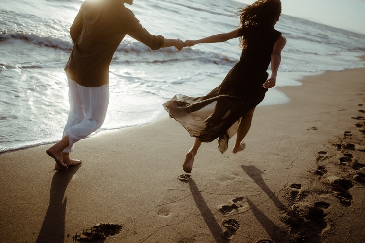 Why the Beach is Perfect for Your Couple Photos
