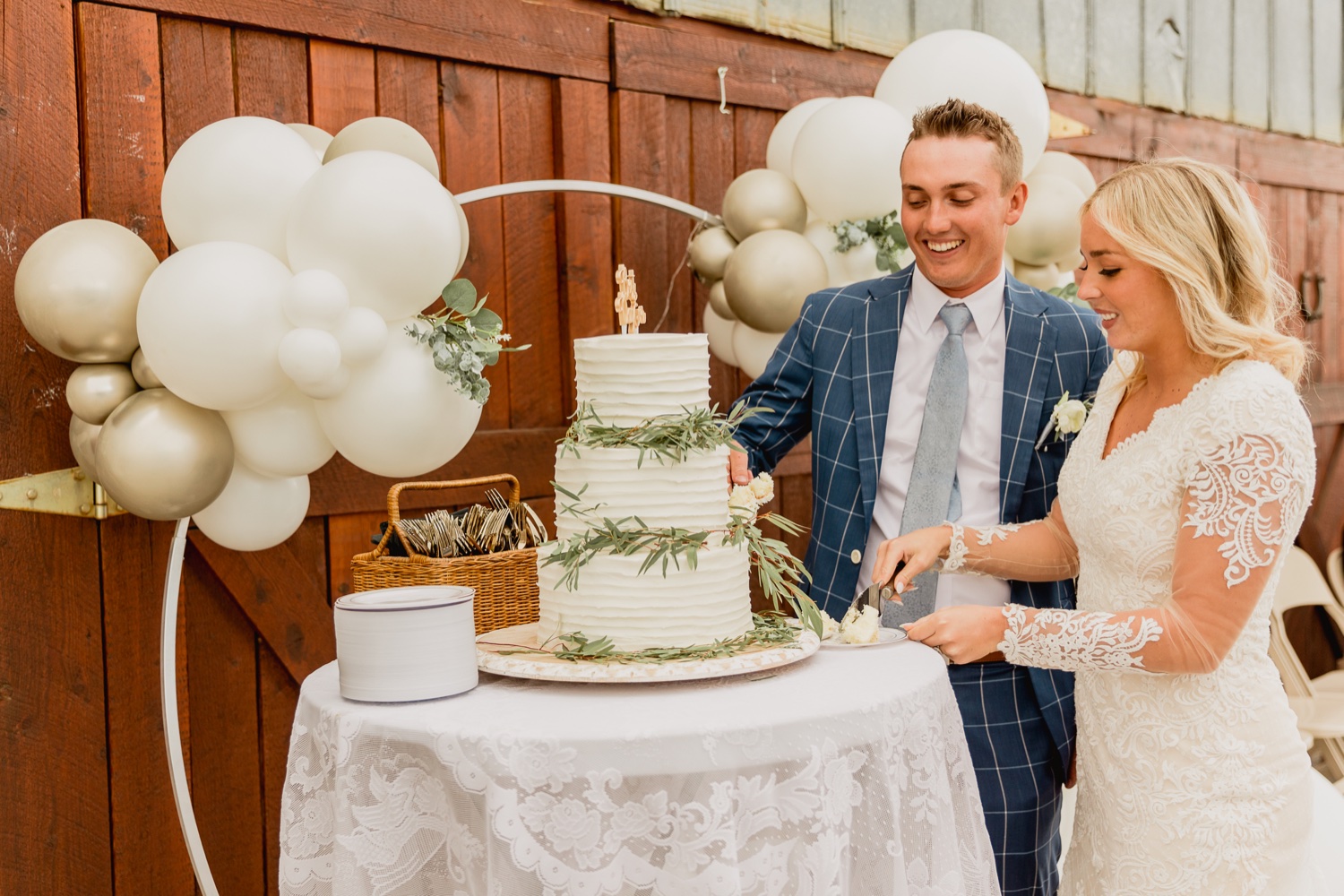 https://fetch.getnarrativeapp.com/static/27fa3395-1981-439c-9189-3604e4130165/Bride-and-groom-smiling-as-they-cut-a-slice-of-their-wedding-cake,-captured-by-Robin-Kunzler-Photo.jpg?w=1500