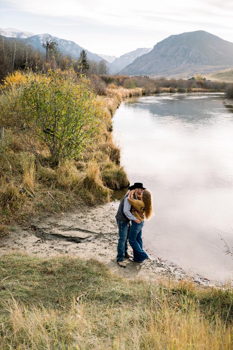 Outfit Guide for an Engagement Session - Tabby Miller Photography Blog Outfit Guide for an Engagement Session - Tabby Miller Photography Blog