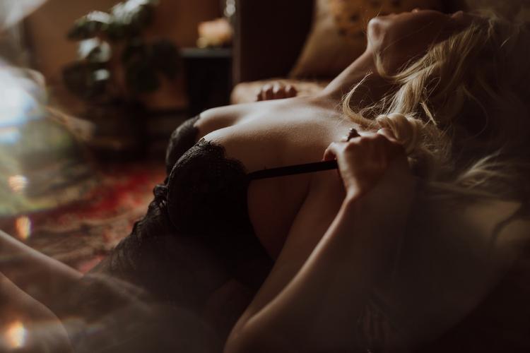 13 Bridal Boudoir Photography Tips & Ideas for Brides-to-Be