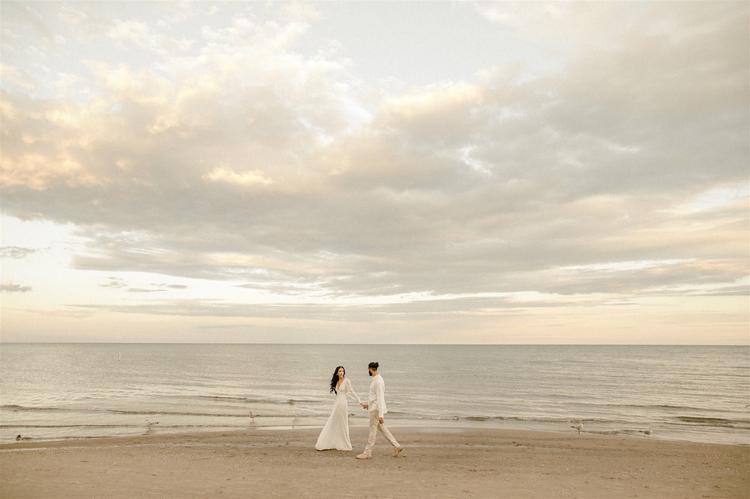 Dreamy maternity photo shoot at Scarborough Bluffs Beach – Toronto