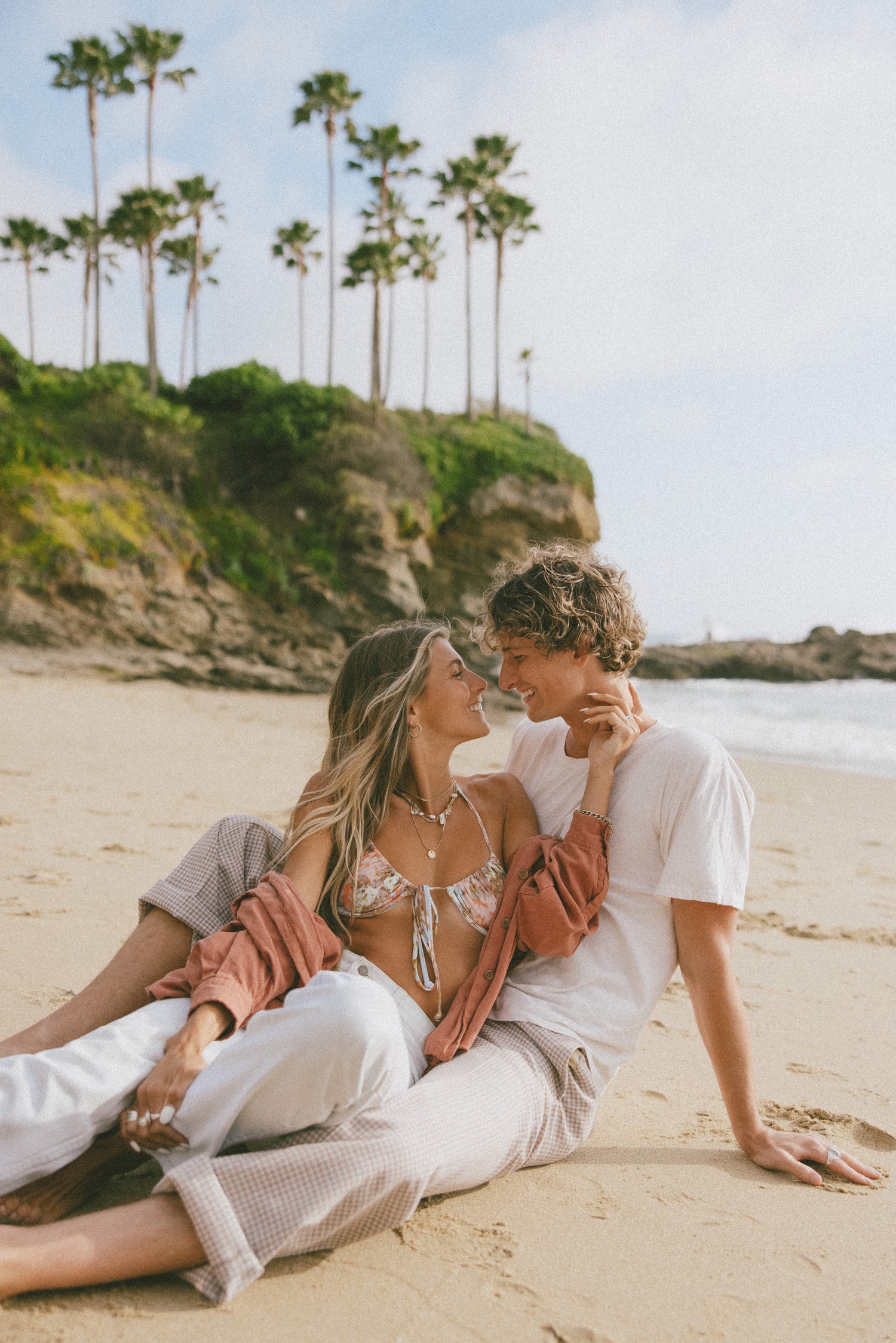 Couple beach pose inspo! 🌊 | Gallery posted by Anna Schmidt | Lemon8