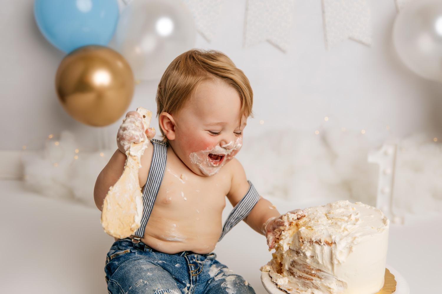 This Birthday Cake for a Photographer is Soft and Creamy at f/1.4 |  PetaPixel