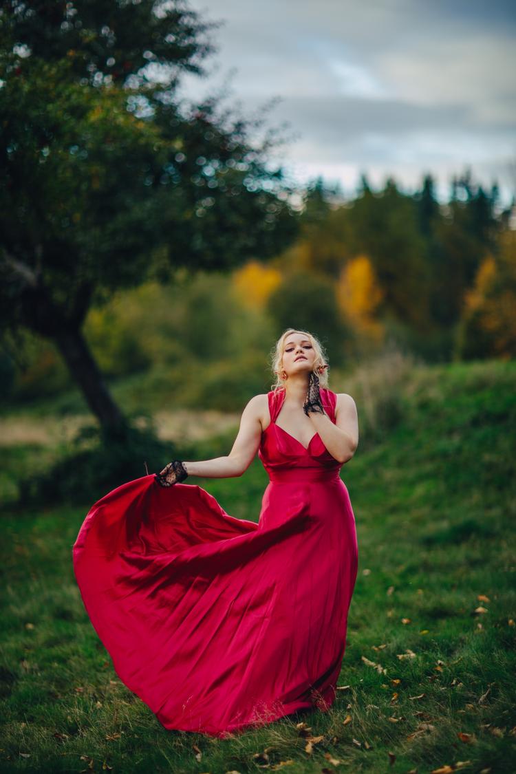Romantic Portrait Photography at the Olson Mansion in Maple Valley,  Washington  Jessica Whitaker