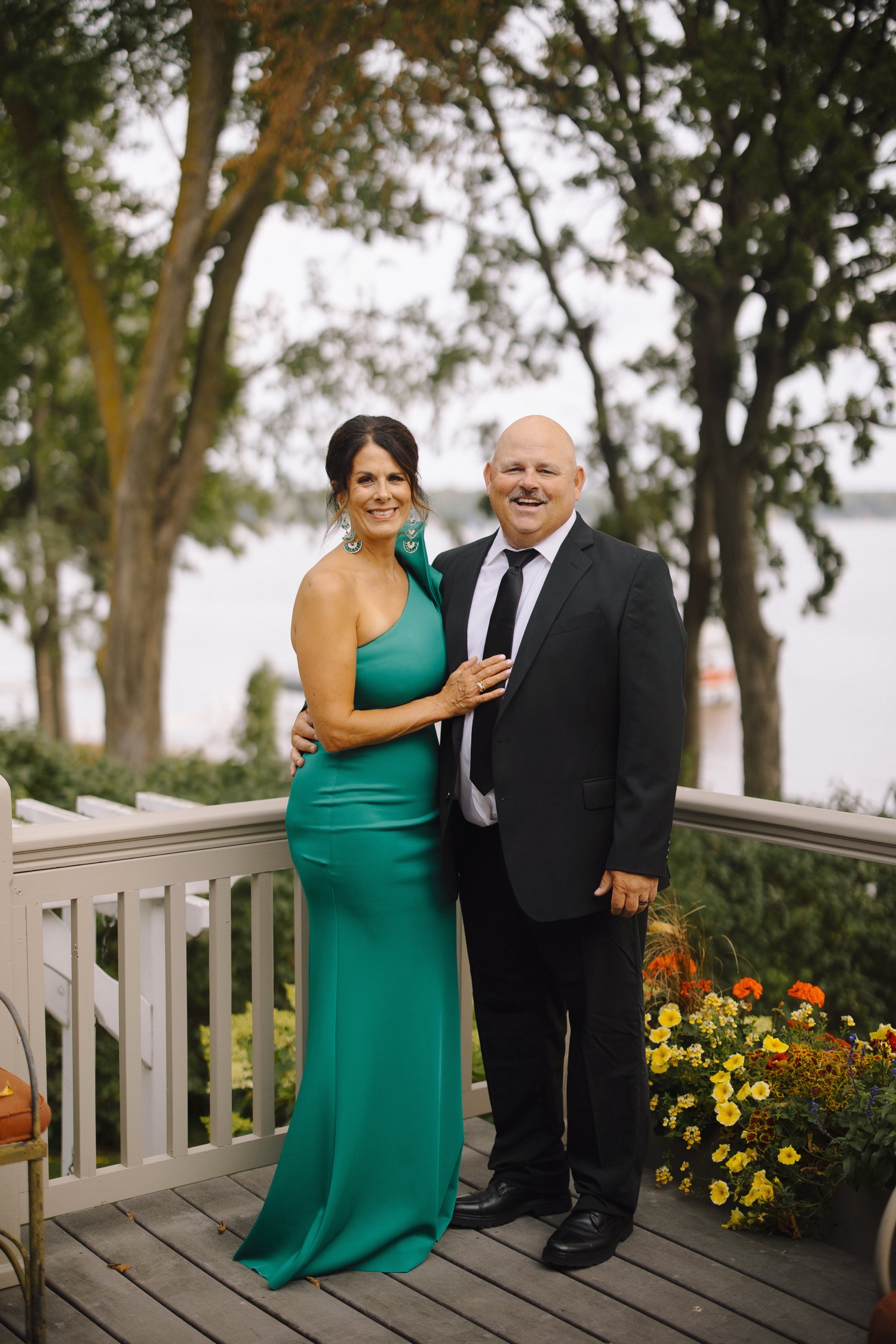 Colorful & Vintage Inspired Lakeside Wedding | lizosbanphotography.com
