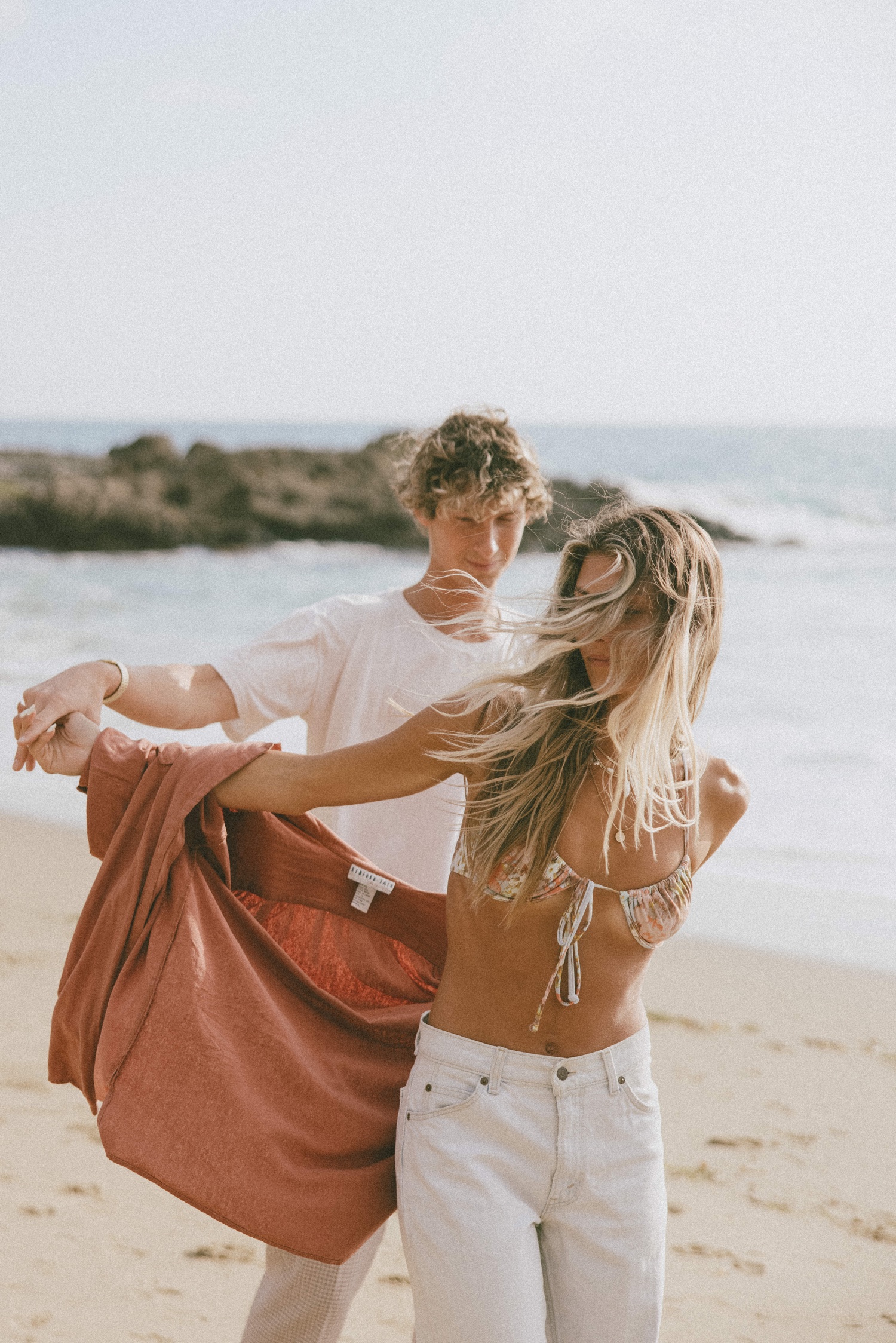Young couple embracing and posing on the beach - Stock Photo - Masterfile -  Premium Royalty-Free, Code: 6109-06781671