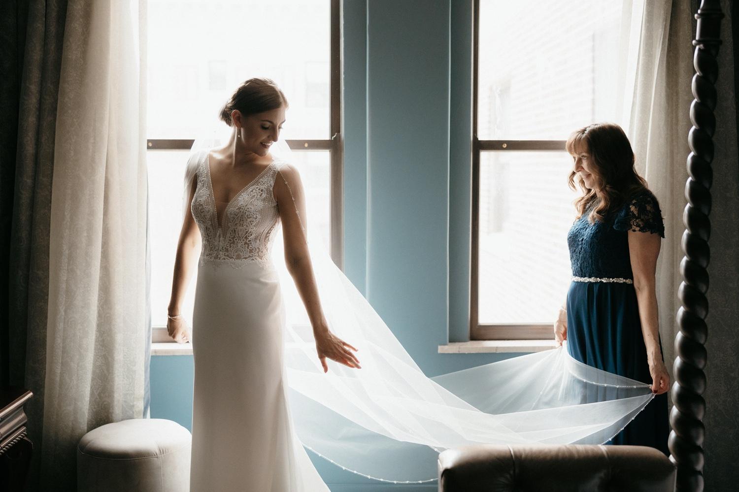 Elegant Downtown Wedding at Historic Hotel Fort Des Moines | Jenna + Brian  - laurawillsphotography.com