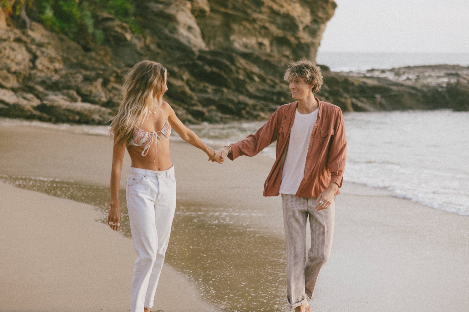 beach engagement session seattle washington outfit inspiration for casual  day casual couples… | Couples beach photography, Photoshoot poses, Beach  photography poses