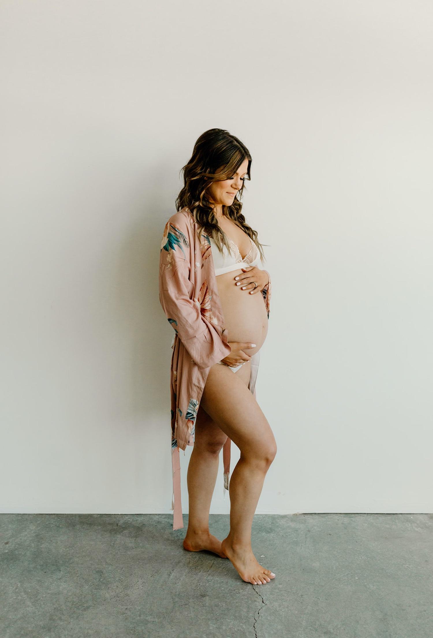 Beach Maternity Photoshoot - Detailed guide | Janel Kilnisan | Lifestyle  Photography